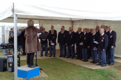 005-md-christine-roberts-with-the-choir-performing-in-a-marquee-at-ludlow-races_27912274039_o